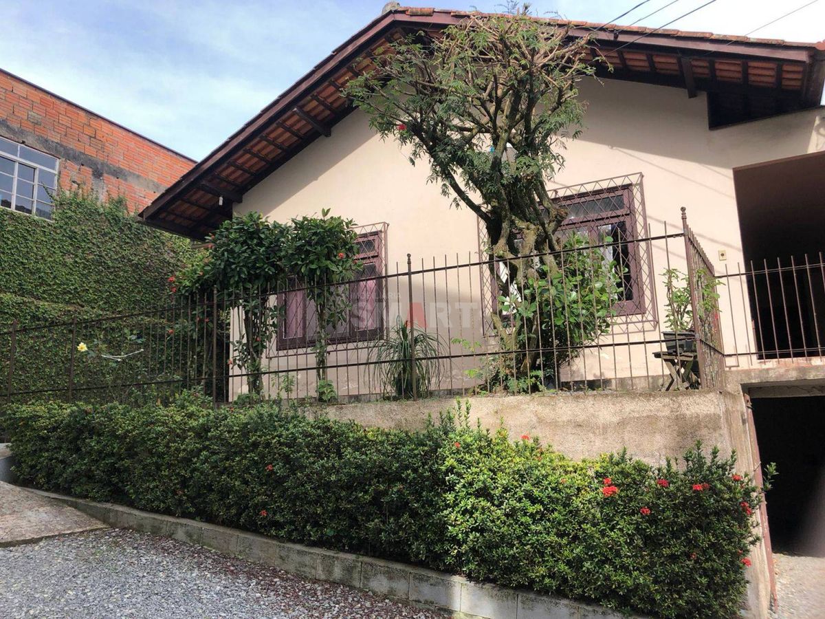 Terreno à Venda com Casa no Centro de Jaraguá do Sul