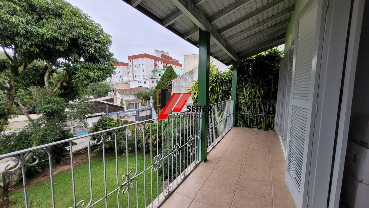 Casa com 4 quatro quartos para locação trindade florianópolis