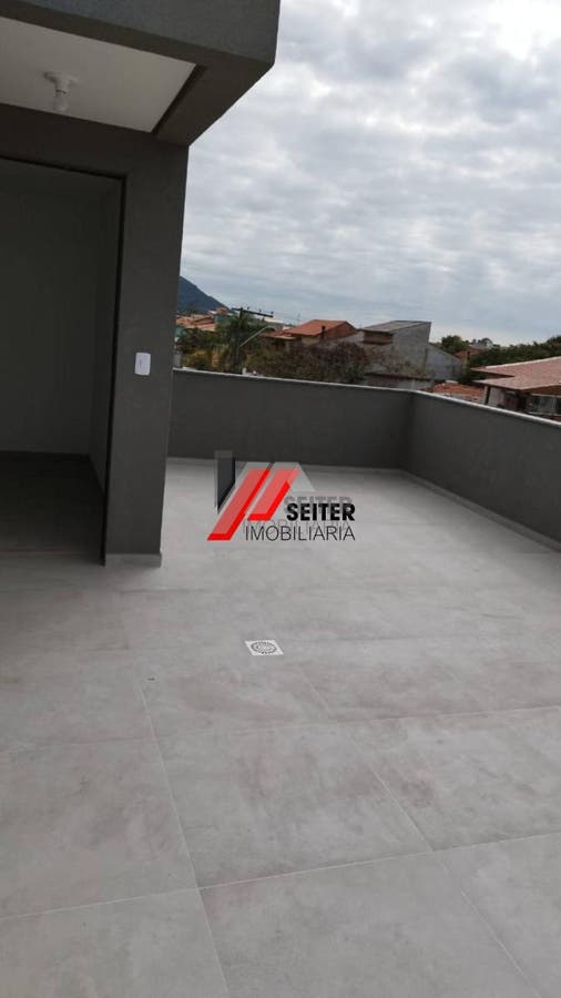 Casa à venda em Florianópolis-SC, bairro Campeche: 3 quartos, 2 suítes, 3 salas, 3 banheiros, 1 vaga de garagem, 182m² de área.