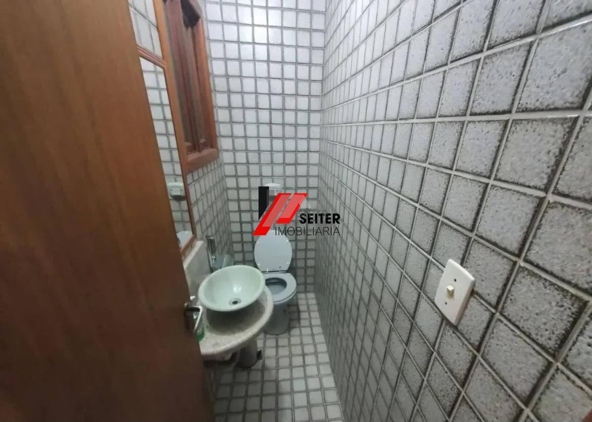 Casa à venda 350m² 6 dormitórios 2 suítes 3 vagas de garagem