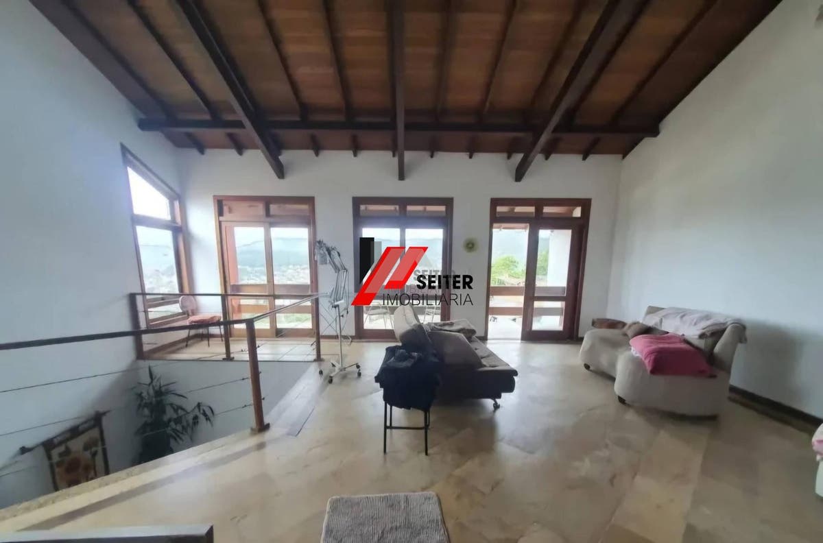 Casa à venda 350m² 6 dormitórios 2 suítes 3 vagas de garagem