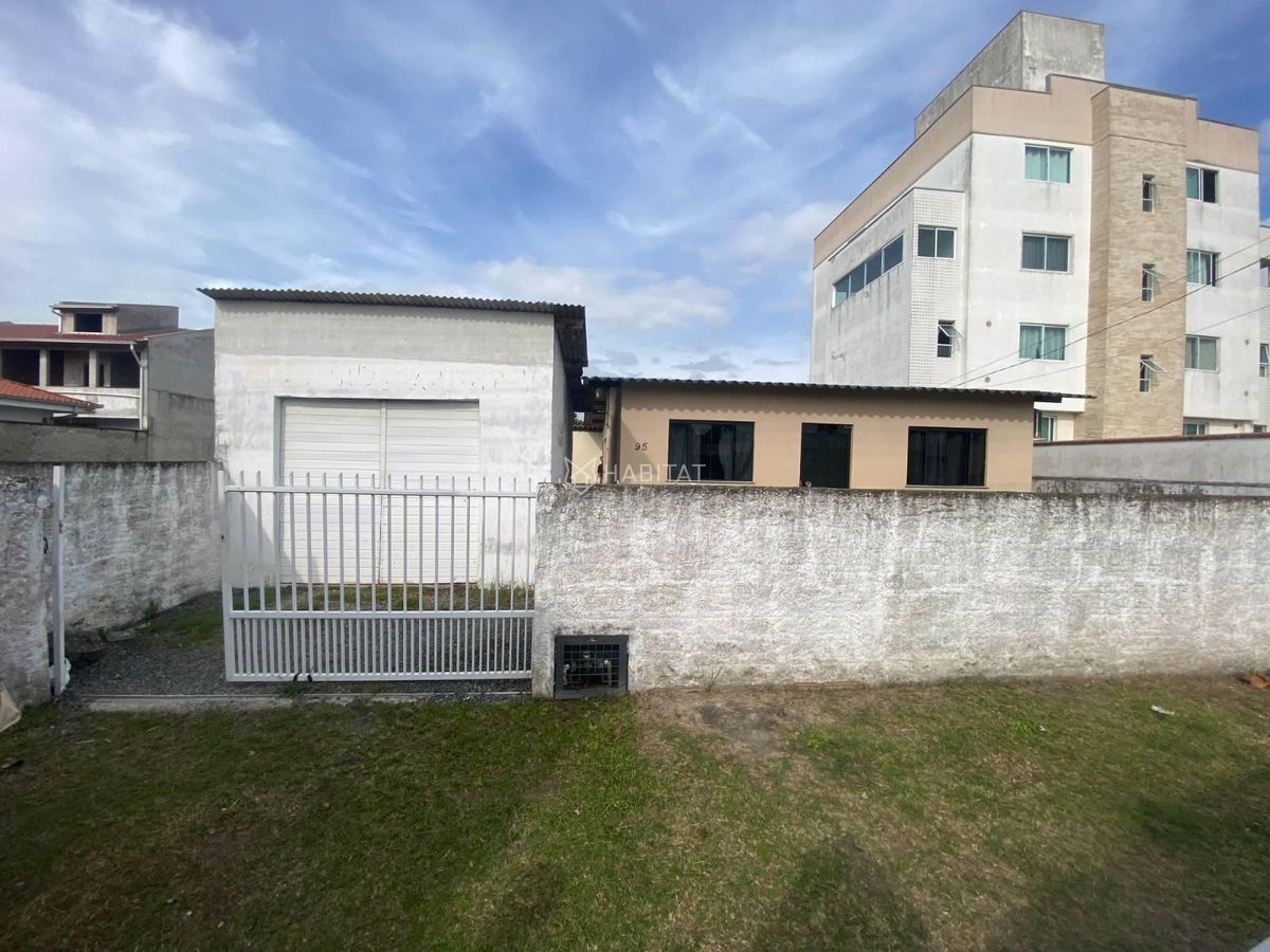 Casa no Centro de Navegantes com Excelente Terreno – A Apenas 500m da Praia