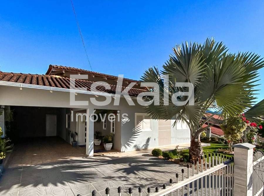 Casa com 03 Quartos e 04 Vagas de Garagem Amizade - Jaraguá do Sul
