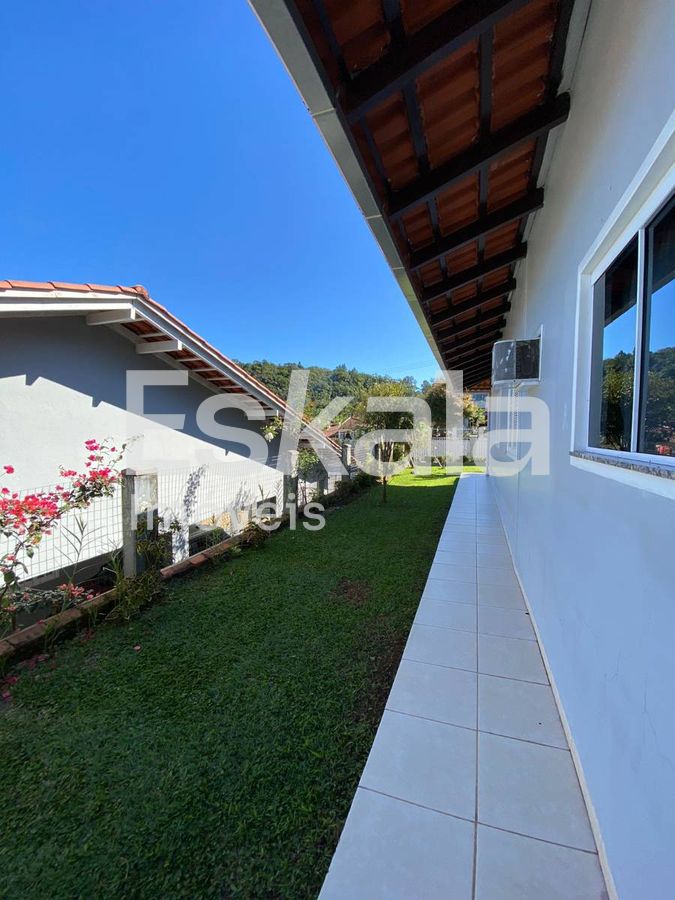 Casa com 03 Quartos e 04 Vagas de Garagem Amizade - Jaraguá do Sul