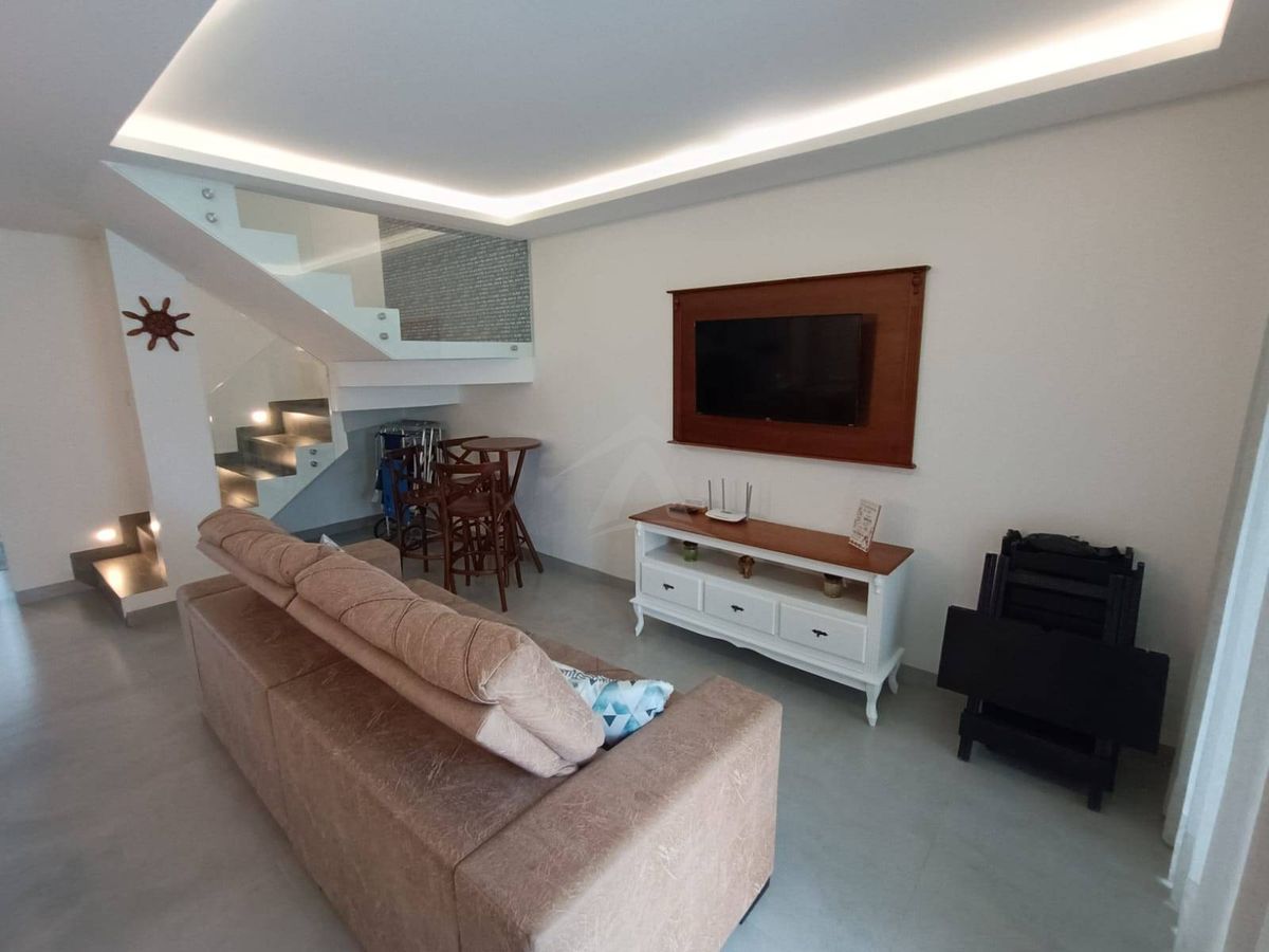 Sobrado quadra mar, com 3 quartos sendo 1 suite, cambijú