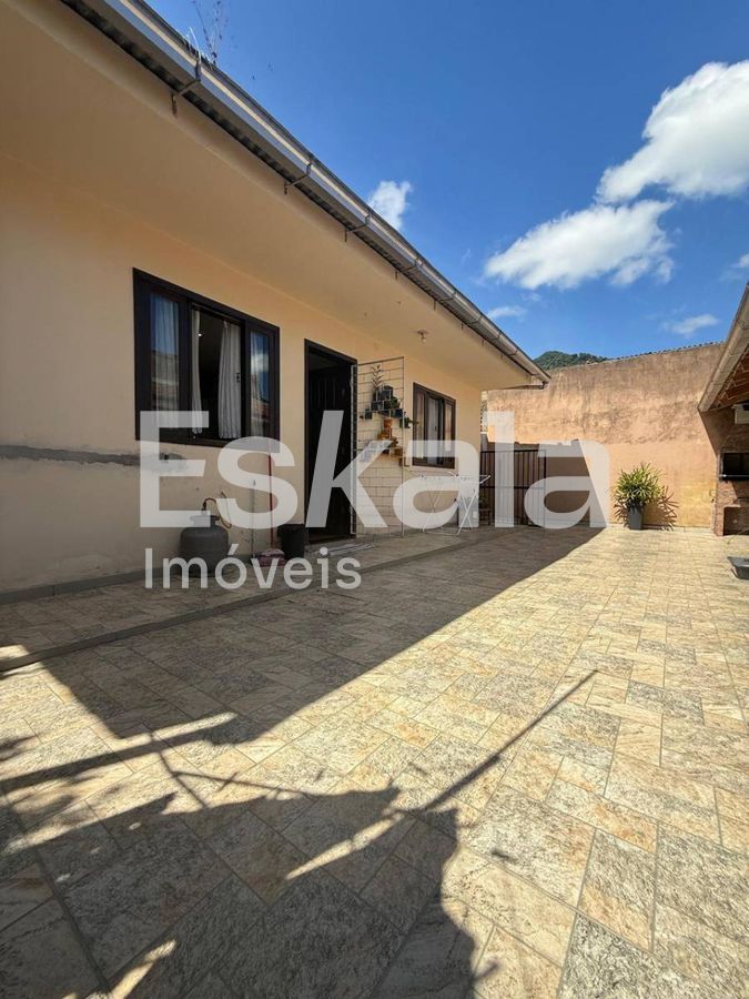 Casa com 4 Dormitórios, sendo 1 Suíte - Bairro João Pessoa, Jaraguá do Sul