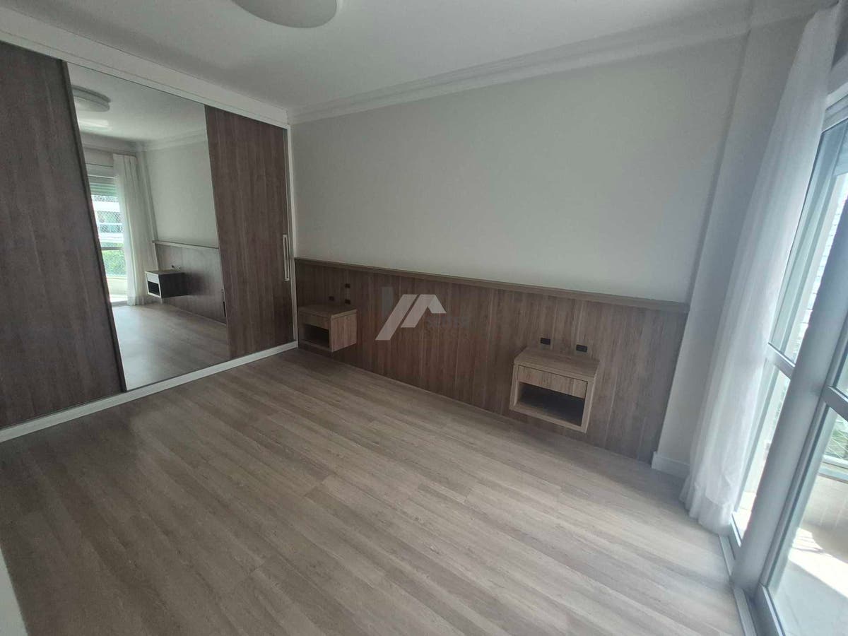 Apartamento alto padrão de 4 dormitorios sacada com churrasqueira e 2 vagas para locação no Itacorubi