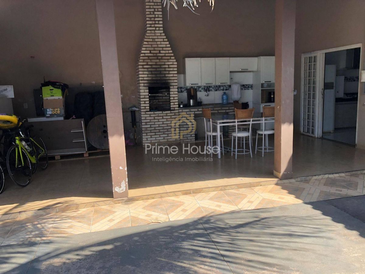 Vende-se Casa com Piscina em Parque Ohara
