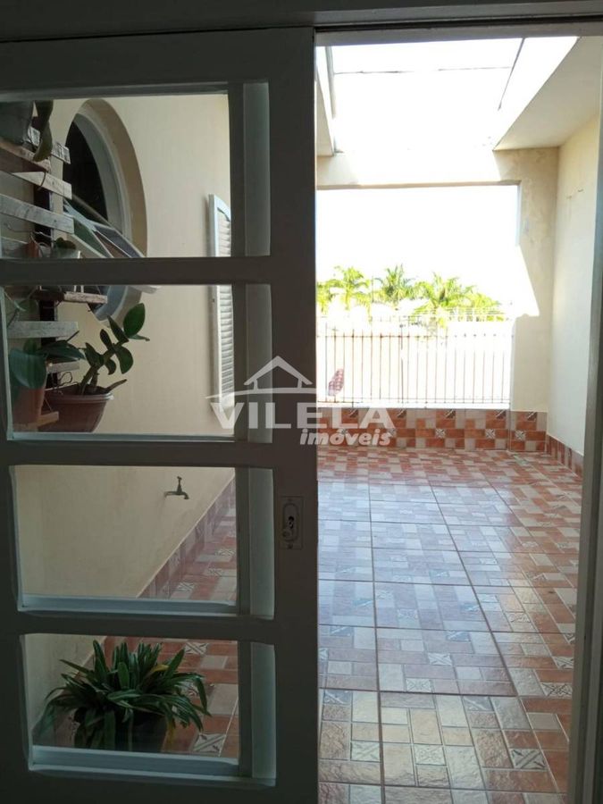 Casa a poucos metros da praia indaia