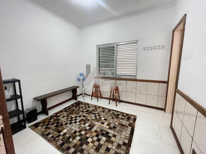 Comercial em Córrego Grande com 140 m² e 2 vagas de garagem