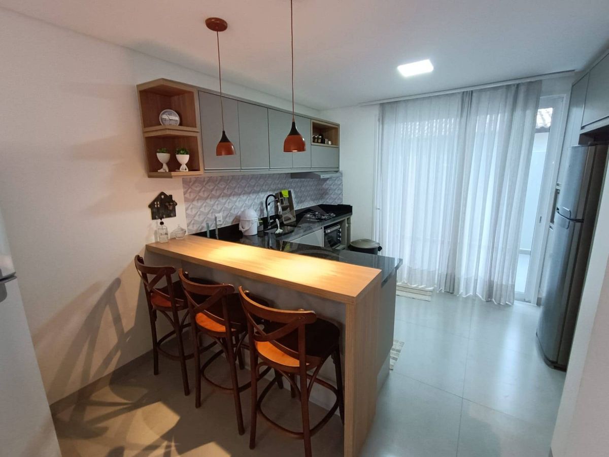 Sobrado quadra mar, com 3 quartos sendo 1 suite, cambijú
