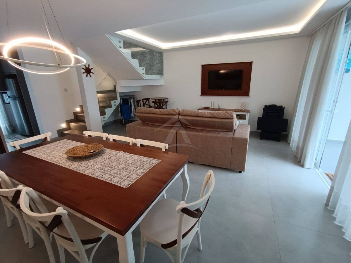 Sobrado quadra mar, com 3 quartos sendo 1 suite, cambijú