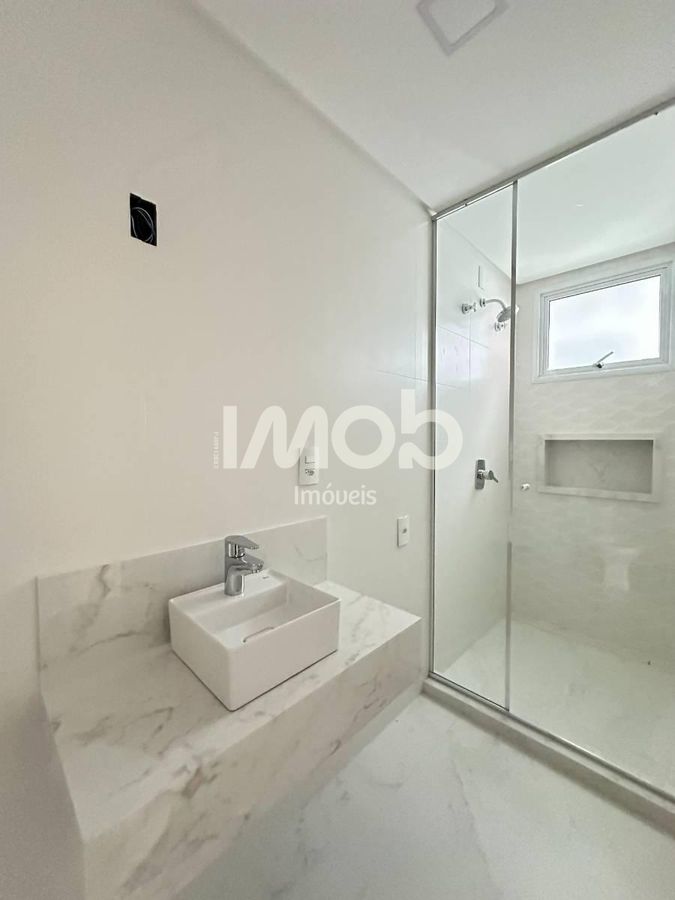 Apartamento com 3 suítes, centro