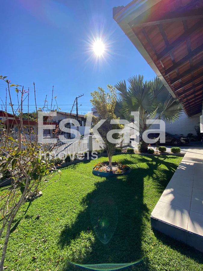 Casa com 03 Quartos e 04 Vagas de Garagem Amizade - Jaraguá do Sul
