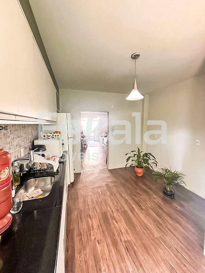 Apartamento semi-mobiliado com 01 suíte + 02 dormitórios centro - jaraguá do sul