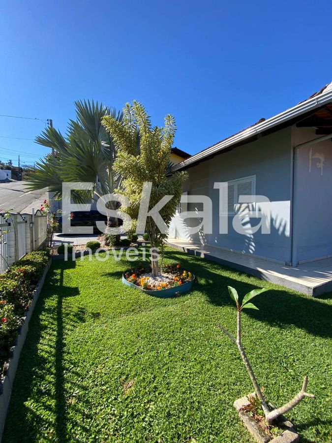 Casa com 03 Quartos e 04 Vagas de Garagem Amizade - Jaraguá do Sul