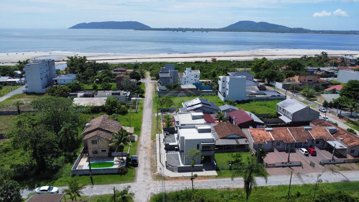 Sobrado, 3 quartos sendo 1 suíte, pontal