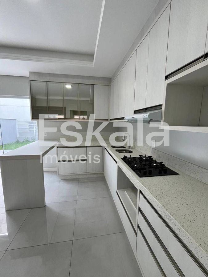 Sobrado Semi Mobiliado Com 01 Suíte + 02 Quartos Czerniewicz