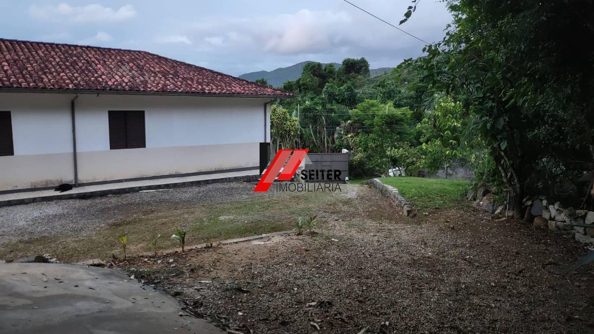 Casa à Venda em Florianópolis-SC Bairro Monte Verde com 7 Quartos