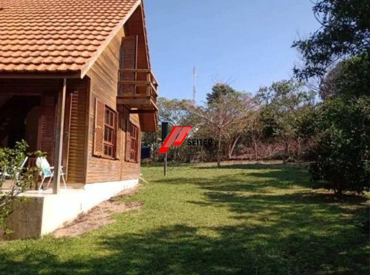 Casa à venda na praia do Santinho com terreno grande à500 metros do mar
