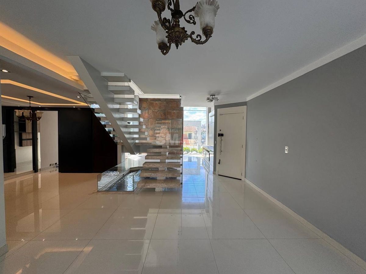 Casa no Centro de Jaraguá do Sul à Venda com Quatro Suítes sendo Uma Master