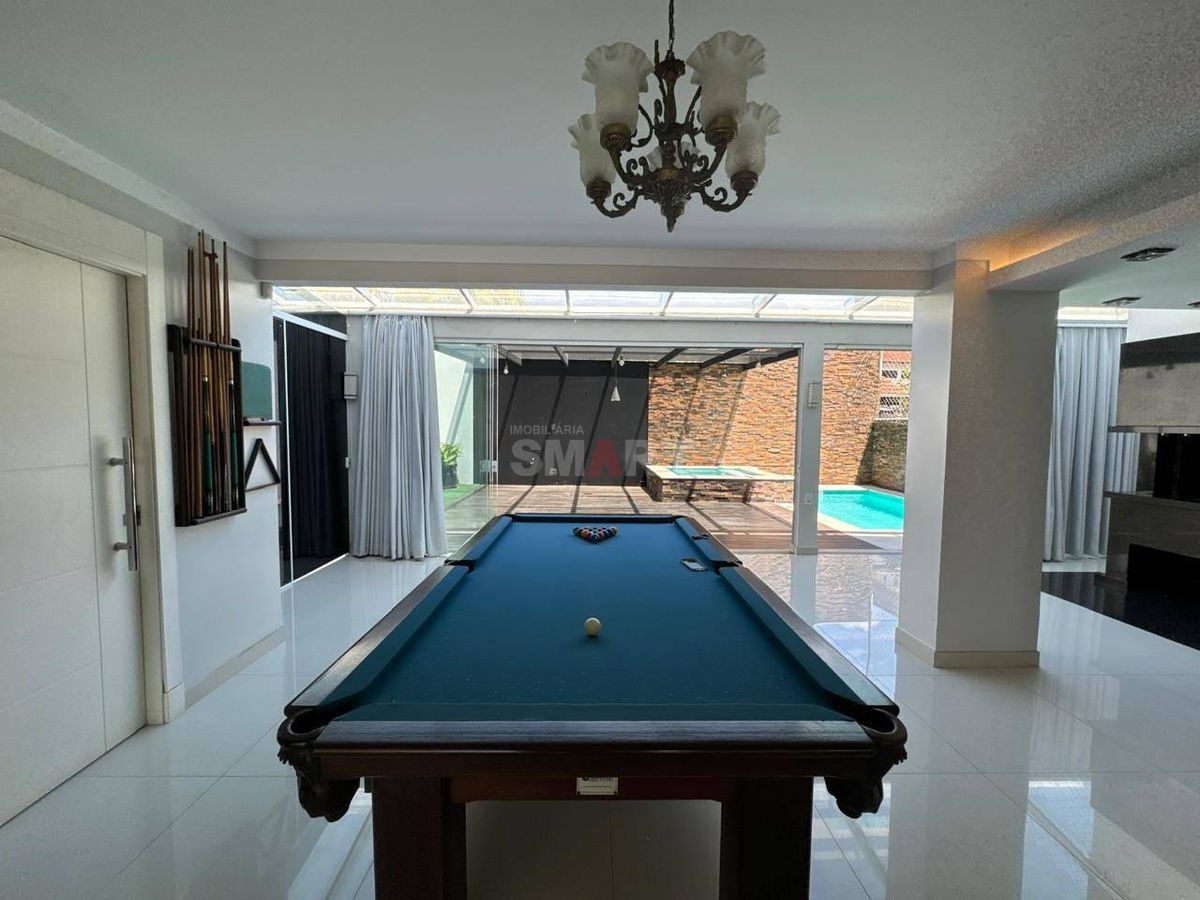 Casa no Centro de Jaraguá do Sul à Venda com Quatro Suítes sendo Uma Master