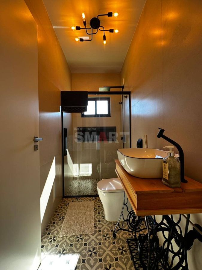 Casa Moderna com 3 Quartos e Amplo Terreno