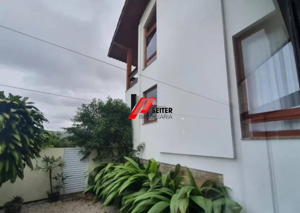 Casa à venda 350m² 6 dormitórios 2 suítes 3 vagas de garagem