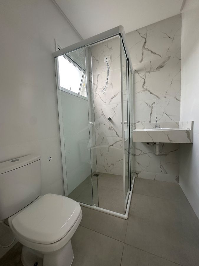 Sobrado com piscina, 3 suítes, bal. Mariluz
