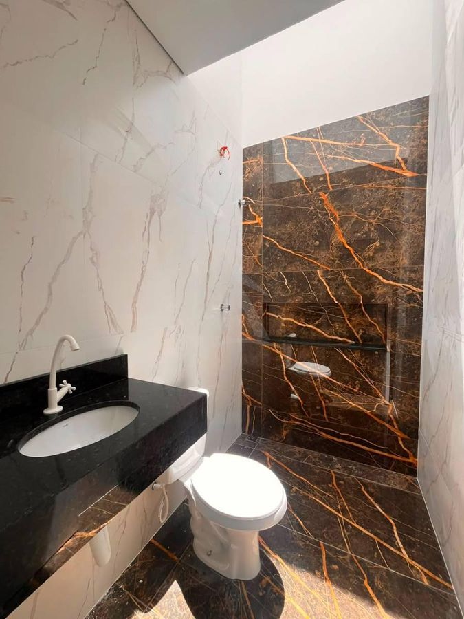 Casa com piscina, 3 quartos sendo 1 suite, bal. Principe
