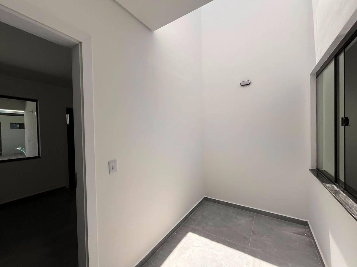 Casa com piscina, 3 quartos sendo 1 suite, bal. Principe