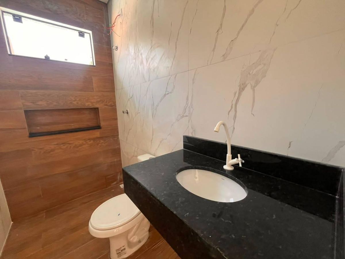 Casa com piscina, 3 quartos sendo 1 suite, bal. Principe