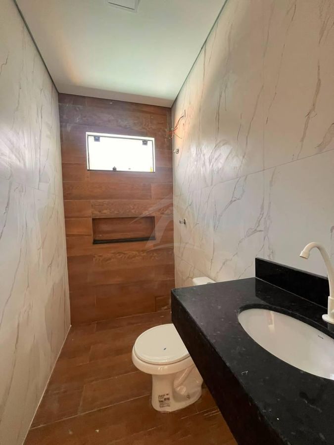 Casa com piscina, 3 quartos sendo 1 suite, bal. Principe