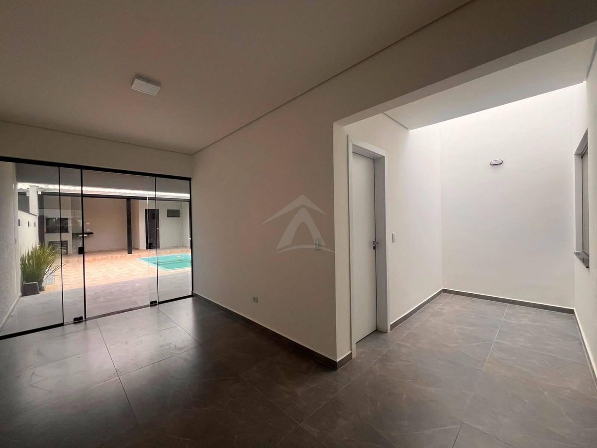 Casa com piscina, 3 quartos sendo 1 suite, bal. Principe