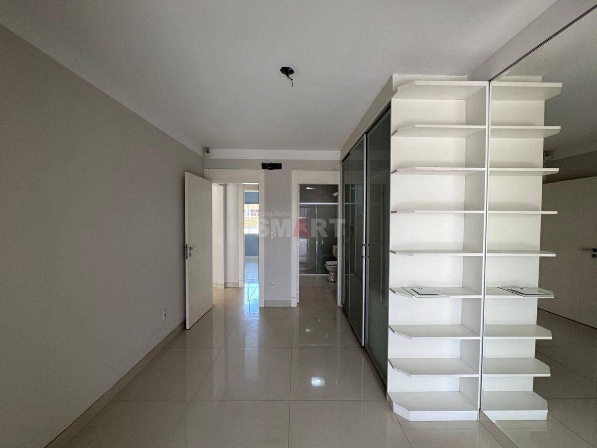 Casa no Centro de Jaraguá do Sul à Venda com Quatro Suítes sendo Uma Master