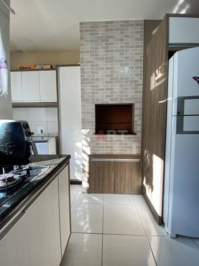 Apartamento Semimobiliado com 2 Quartos no Rau