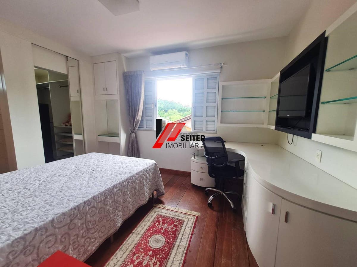 Casa mobiliada à venda em condomínio fechado no Bairro Monte Verde em Florianópolis com 4 quartos sendo 3 suítes