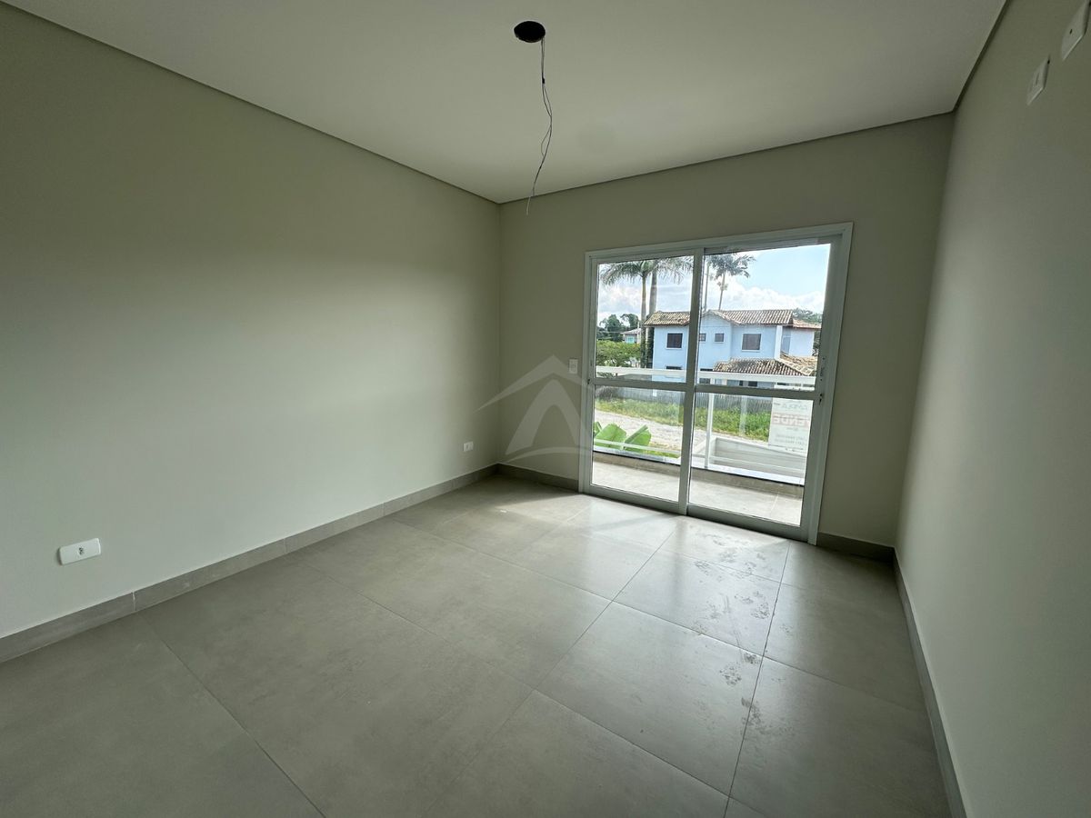 Sobrado com piscina, 3 suítes, bal. Mariluz