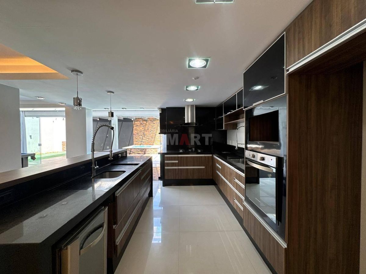 Casa no Centro de Jaraguá do Sul à Venda com Quatro Suítes sendo Uma Master