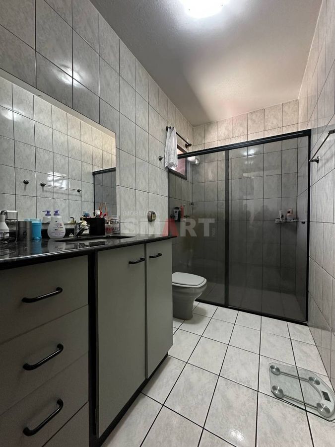 Casa semimobiliada com amplo terreno e 3 dormitórios