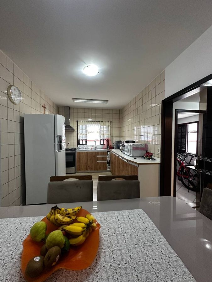 Casa semimobiliada com amplo terreno e 3 dormitórios