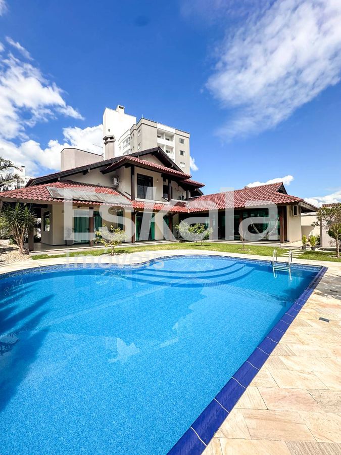 Casa Alto Padrão Semi-Mobiliada e com Piscina Vila Nova - Jaraguá do Sul