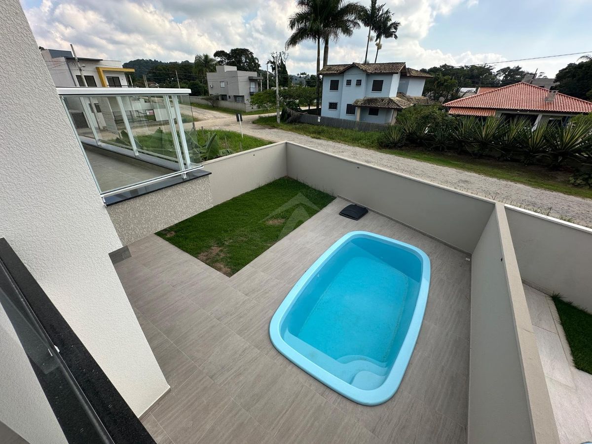 Sobrado com piscina, 3 suítes, bal. Mariluz