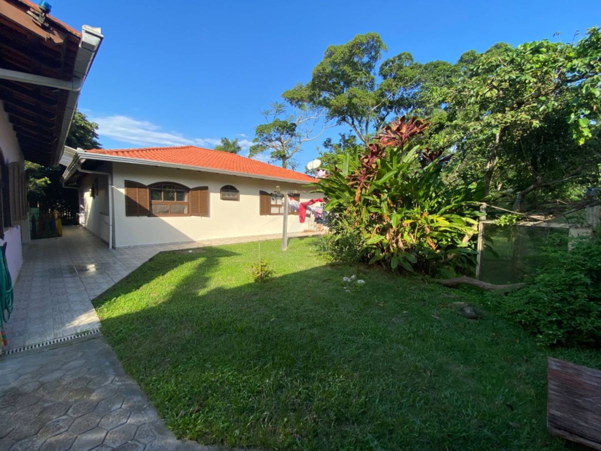 Casa com amplo terreno, 3 quartos, centro