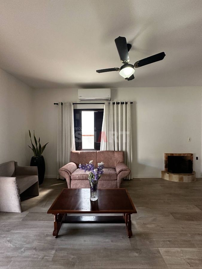 Casa semimobiliada com amplo terreno e 3 dormitórios