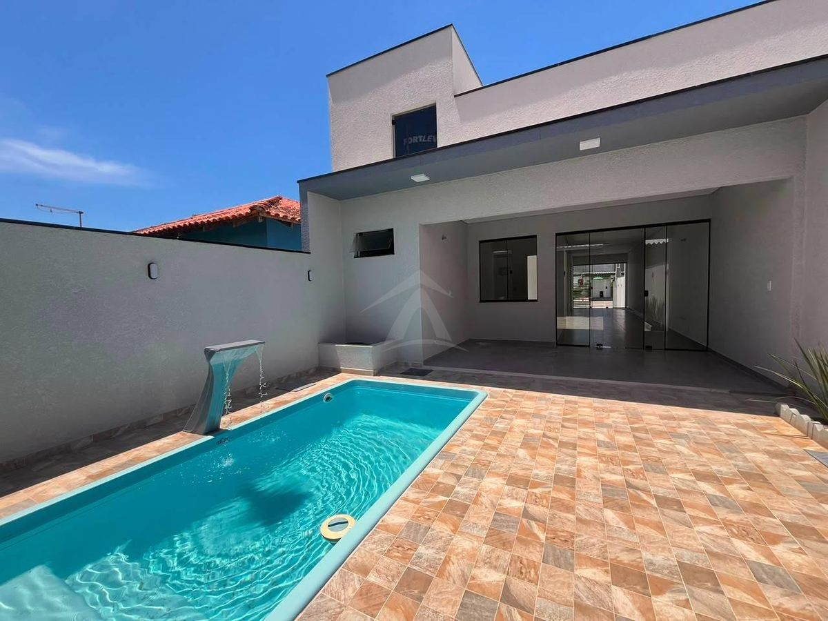 Casa com piscina, 3 quartos sendo 1 suite, bal. Principe