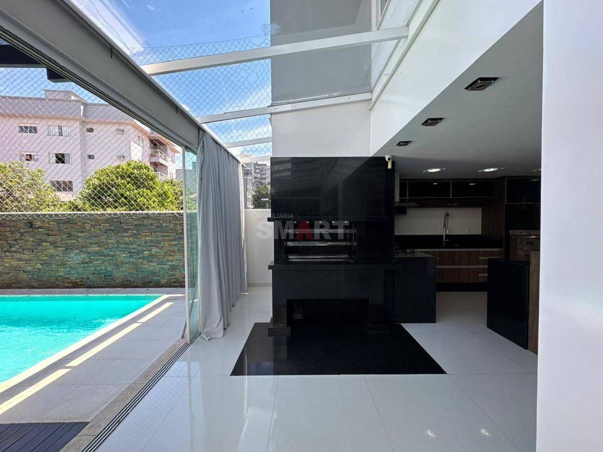 Casa no Centro de Jaraguá do Sul à Venda com Quatro Suítes sendo Uma Master