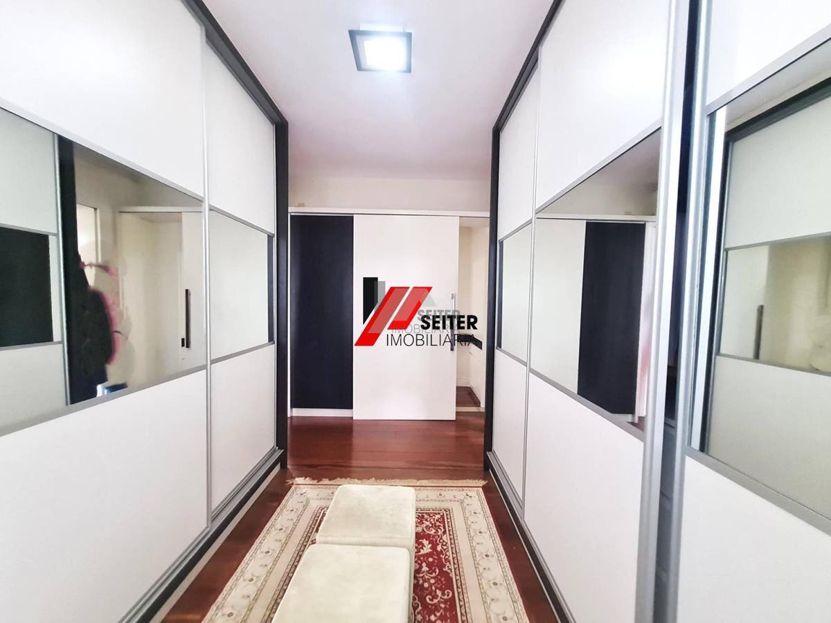 Casa mobiliada à venda em condomínio fechado no Bairro Monte Verde em Florianópolis com 4 quartos sendo 3 suítes