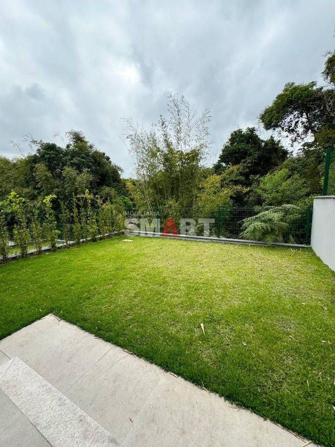Casa Geminada com 1 Suíte + 2 Quartos e Amplo Espaço de Fundos