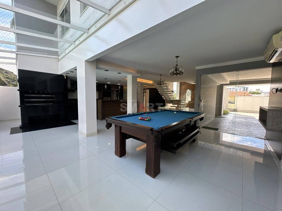 Casa no Centro de Jaraguá do Sul à Venda com Quatro Suítes sendo Uma Master